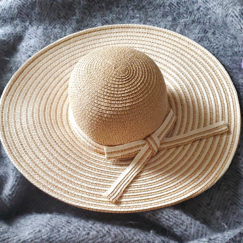 NWOT Elegant Wide-Brimmed Hat – Classy Feminine Summer Accessory